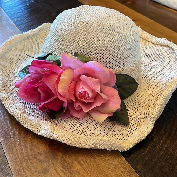 Pretty White Wide Brimmed Woven Hat with flowers 🌺 - Picture 2 of 6